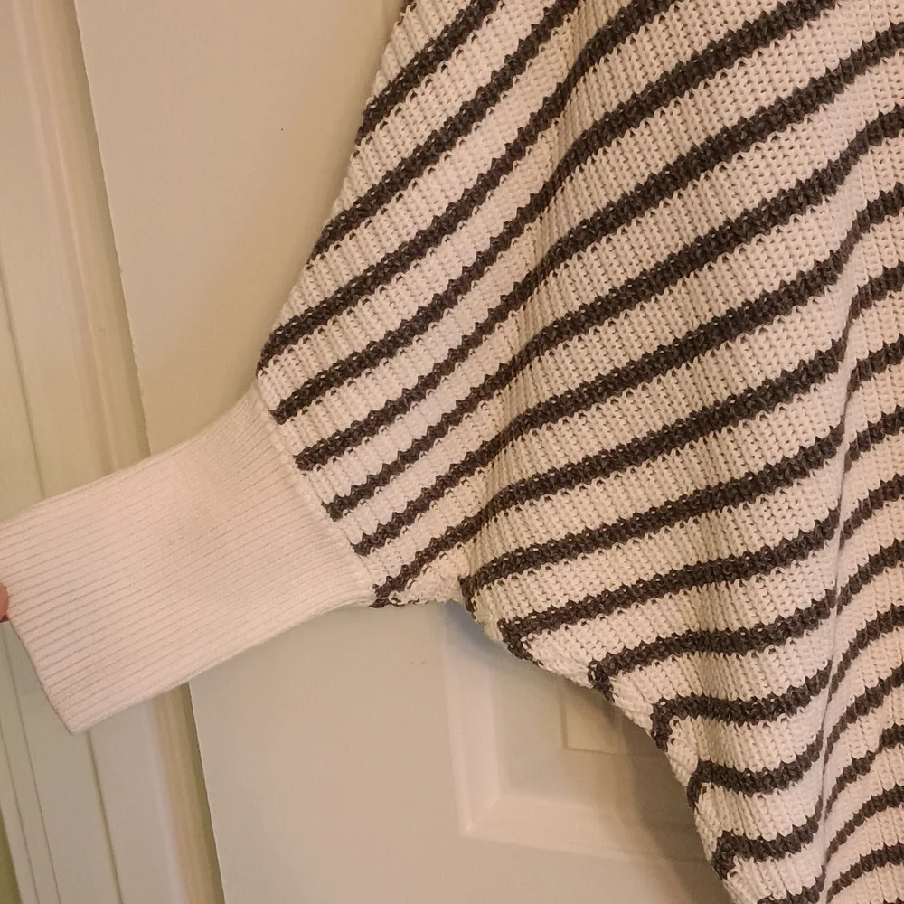 Express Striped Knit V-neck Top- Size Small- 1/2 Sleeve